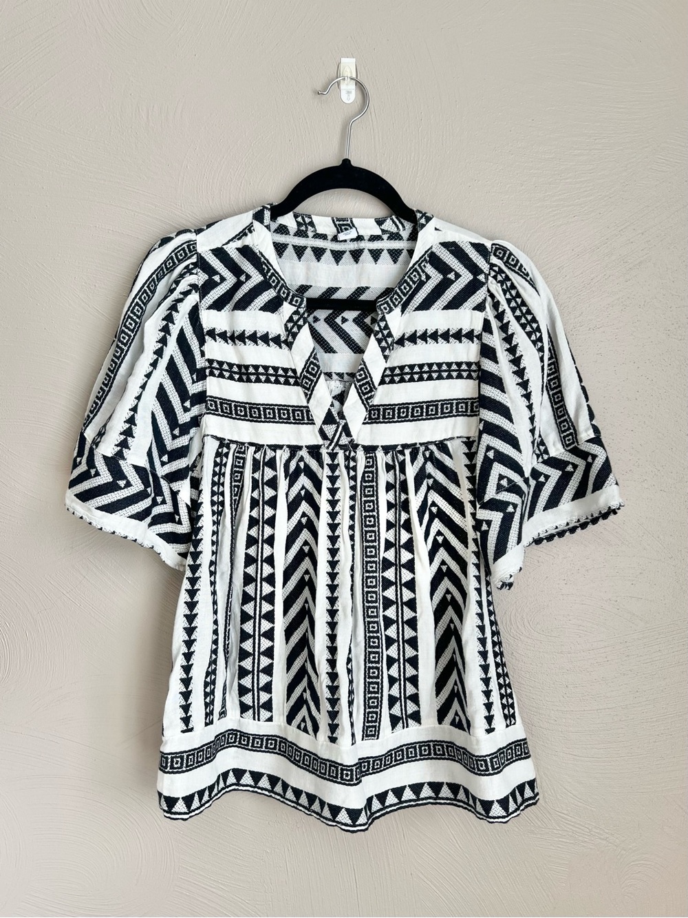 Old Navy Short Sleeve Textured Geometric V-Neck Top